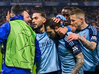 Sprava Juraj Kucka (Slovan), Tigran Barseghjan (Slovan) a Kyriakos Savvidis (Slovan) sa tešia z gólu v zápase 5. kola ligovej fázy Ligy majstrov Slovan Bratislava - AC Miláno.