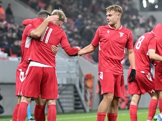 Futbalisti AS Trenčín oslavujú gól do siete Olympiakosu Pireus.