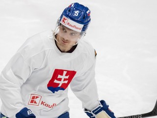 Na snímke slovenský hokejový reprezentant Adam Žiak.