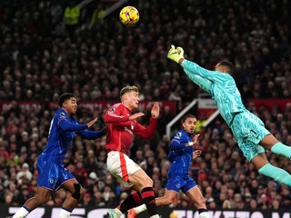 Brankár Robert Sanchez a pred ním Rasmus Höjlund v zápase Manchester United - Chelsea FC v 10. kole Premier League.