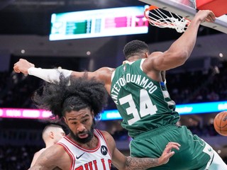 Giannis Antetokounmpo a Coby White v zápase NBA Milwaukee. Bucks - Chicago Bulls.