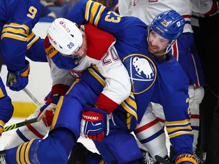 Juraj Slafkovský (vľavo) a Mattias Samuelsson v zápase NHL Buffalo Sabres - Montreal Canadiens.