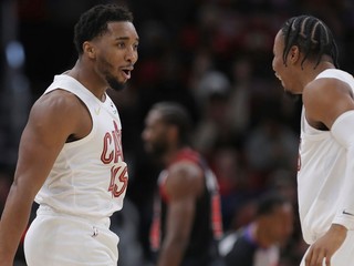 Donovan Mitchell (vľavo) a Isaac Okoro v zápase proti Chicago Bulls.