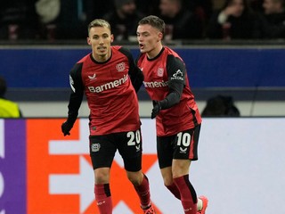 Alejandro Grimaldo (vľavo) a Florian Wirtz sa tešia po strelenom góle v zápase Bayer Leverkusen - FC Red Bull Salzburg v 5. kole ligovej fázy Ligy majstrov.