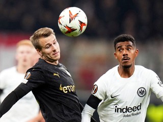 Fotka zo zápasu Eintracht Frankfurt - Slavia Praha.