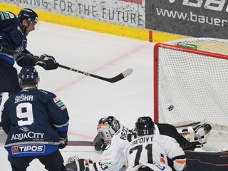 Na snímke vpravo dole brankár Dominik Riečický (Košice), vľavo hore Tomáš Török (Poprad)