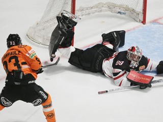 Zľava Olivier Archambault (Košice) a brankár Eugen Rabčan (Banská Bystrica)