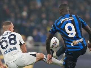 Futbalisti SSC Neapol Stanislav Lobotka (vľavo) v zápase s Interom Miláno.