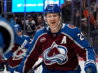 Nathan MacKinnon v drese Colorado Avalanche.