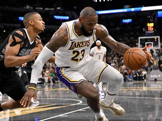 LeBron James v zápase proti San Antonio Spurs.