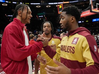 Donovan Mitchell (vpravo) a Darius Garland z Cleveland Cavaliers.