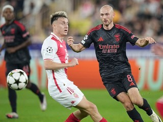 Fredrik Aursnes (vpravo) a Alexander Golovin v zápase AS Monaco - Benfica Lisabon v zápase 5. kola ligovej fázy Ligy majstrov.