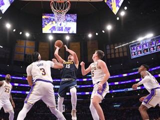 Nikola Jokič, LeBron James, Anthony Davis, Austin Reaves a Rui Hačimura v zápase NBA Los Angeles Lakers - Denver Nuggets.