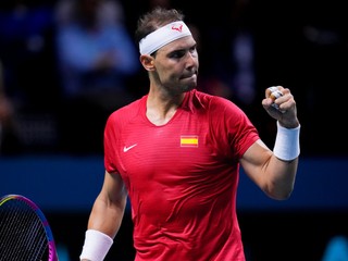 Rafael Nadal počas štvrťfinálového zápasu Davis Cupu proti Boticovi van de Zandschulpovi.