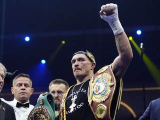 Oleksandr Usyk oslavuje triumf nad Tysonom Furym.