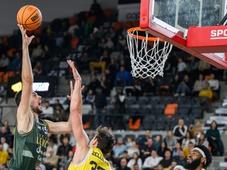 Vľavo Boris Bojanovský v drese Levíc.