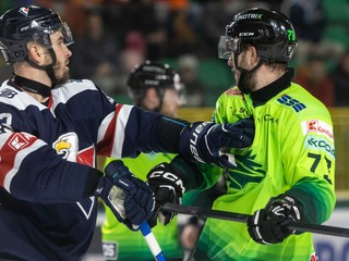 Sprava v súboji Róbert Varga (Žilina) a Patrik Maier (Bratislava).