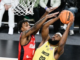 Sprava Rodney Laurent Gunn (Inter) a Brandon Eric Rush (Komárno) v zápase 18. kola Tipos SBL Inter Bratislava - BC Komárno.