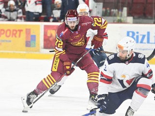 Sean Josling (vľavo) a Patrik Maier v zápase HK Dukla Trenčín - HC Slovan Bratislava v 30. kole Tipos extraligy.