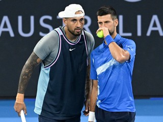 Nick Kyrgios a Novak Djokovič počas štvorhry na turnaji ATP Brisbane 2025.