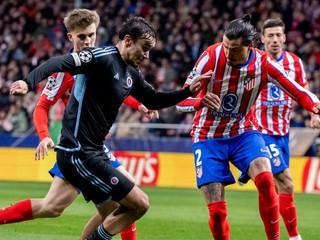 Vľavo Dávid Strelec (Slovan) a vpravo José Giménez (Atlético) v zápase 6. kola ligovej fázy Ligy majstrov.