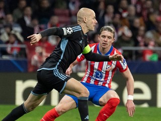 Vľavo Vladimír Weiss ml. (Slovan) a vpravo Conor Gallagher (Atletico) v zápase 6. kola ligovej fázy Ligy majstrov Atlético Madrid - Slovan Bratislava.