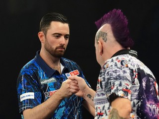 Luke Humphries (vľavo) a Peter Wright.