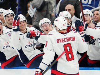 Alexander Ovečkin sa teší po strelenom góle v zápase NHL Toronto Maple Leafs - Washington Capitals.