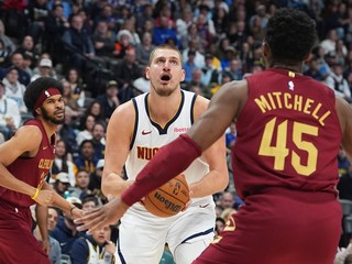 Zľava Jarrett Allen, Nikola Jokič a Donovan Mitchell v zápase NBA Denver Nuggets - Cleveland Cavaliers.