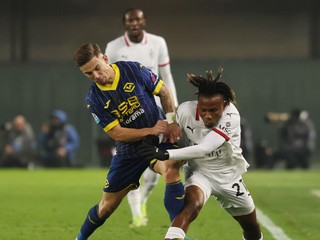 Slovenský futbalista Tomáš Suslov (vľavo) z Hellasu Verona.