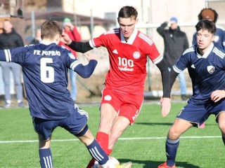 Jakub Štefančin (v strede) v zápase  Partizán Bardejov - FK Poprad v III. lige Východ.