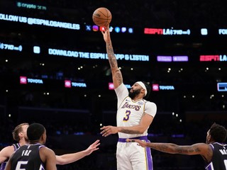 Anthony Davis (v strede) v zápase NBA Los Angeles Lakers - Sacramento Kings.