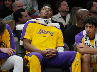 Sklamaní basketbalisti tímu NBA Los Angeles Lakers.