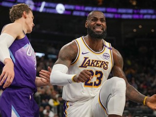 LeBron James (vpravo) a Lauri Markkanen v zápase NBA Utah Jazz - Los Angeles Lakers.