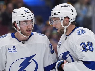 Hokejisti Tampy Bay Lightning Brayden Point (vľavo) a Brandon Hagel.