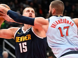 Nikola Jokič a Jonas Valanciunas. 