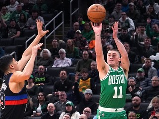 Payton Pritchard strieľa trojku v zápase proti Detroitu.