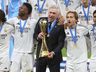 Tréner Realu Madrid Carlo Ancelotti (uprostred) s trofejou Interkontinentálneho pohára FIFA.