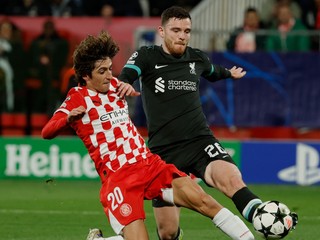 Bryan Gil a Andy Robertson.