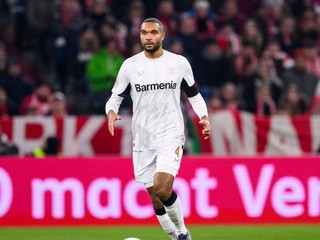 Futbalista Jonathan Tah v drese Leverkusenu.