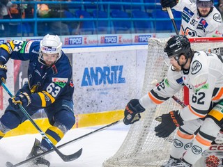 Michael Vandas (vľavo) a Josh Teves v zápase HK Spišská Nová Ves - HC Košice v 36. kole Tipos extraligy.