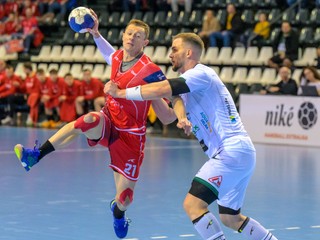 Ľubomír Ďuriš (vľavo) a Jakub Kravčák v zápase Tatran Prešov - MŠK Považská Bystrica v 14. kole Niké Handball extraligy.