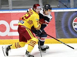Vľavo Sean Josling (Trenčín) a vpravo Mitchell Mckenna Hoelscher (Slovan).