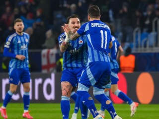 Na snímke hráči Slovana sa tešia z gólu zľava Guram Kašia (Slovan) a Tigran Barseghjan (Slovan).