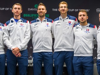 zľava slovenskí tenisti Jozef Kovalík, Lukáš Klein, Norbert Gombos, Alex Molčan, Miloš Karol a kapitán tímu Tibor Tóth počas žrebu 1. kola kvalifikácie Davisovho pohára Chorvátsko - Slovensko