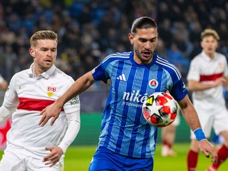 Na snímke zľava Maximilian Mittelsdädt (Stuttgart) a Kyriakos Savvidis (Slovan).