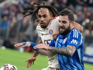 Sacha Boey (vľavo) a Tigran Barseghjan v zápase Bayern Mníchov - Slovan Bratislava