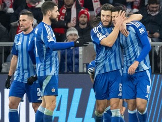 Marko Tolič (vpravo) oslavuje gól do siete Bayernu Mníchov.