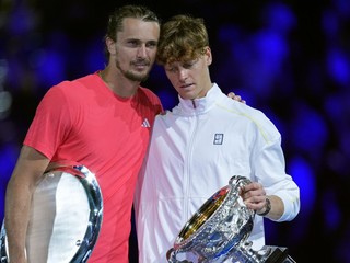 Alexander Zverev a Jannik Sinner po finále Australian Open 2025