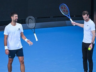 Srbský tenista Novak Djokovič (vľavo) a jeho tréner Andy Murray.